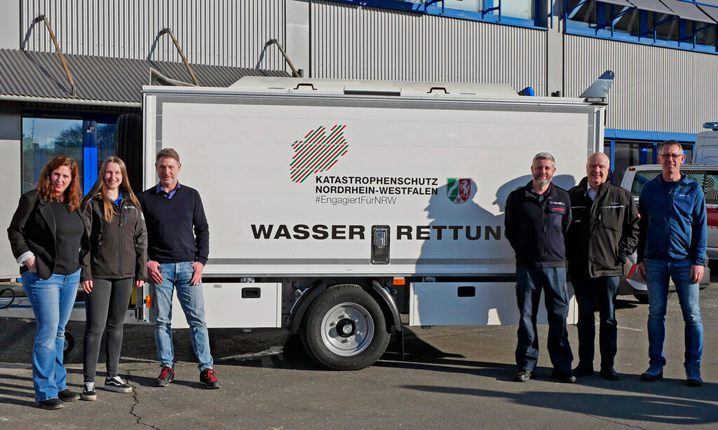 Übergabe Wasserrettungsanhänger